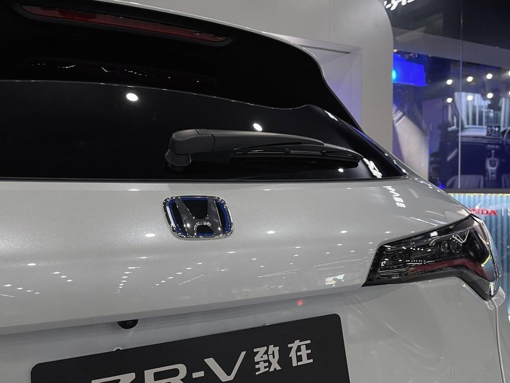 Logo trên đầu và đuôi xe của Honda ZR-V e:HEV 2023 được sơn màu xanh dương