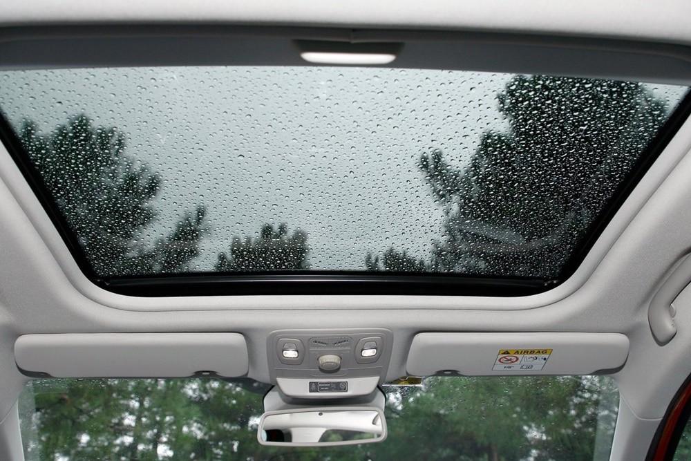 Cửa sổ trời làm giảm khả năng cách nhiệt, cách âm của xe ô tô.