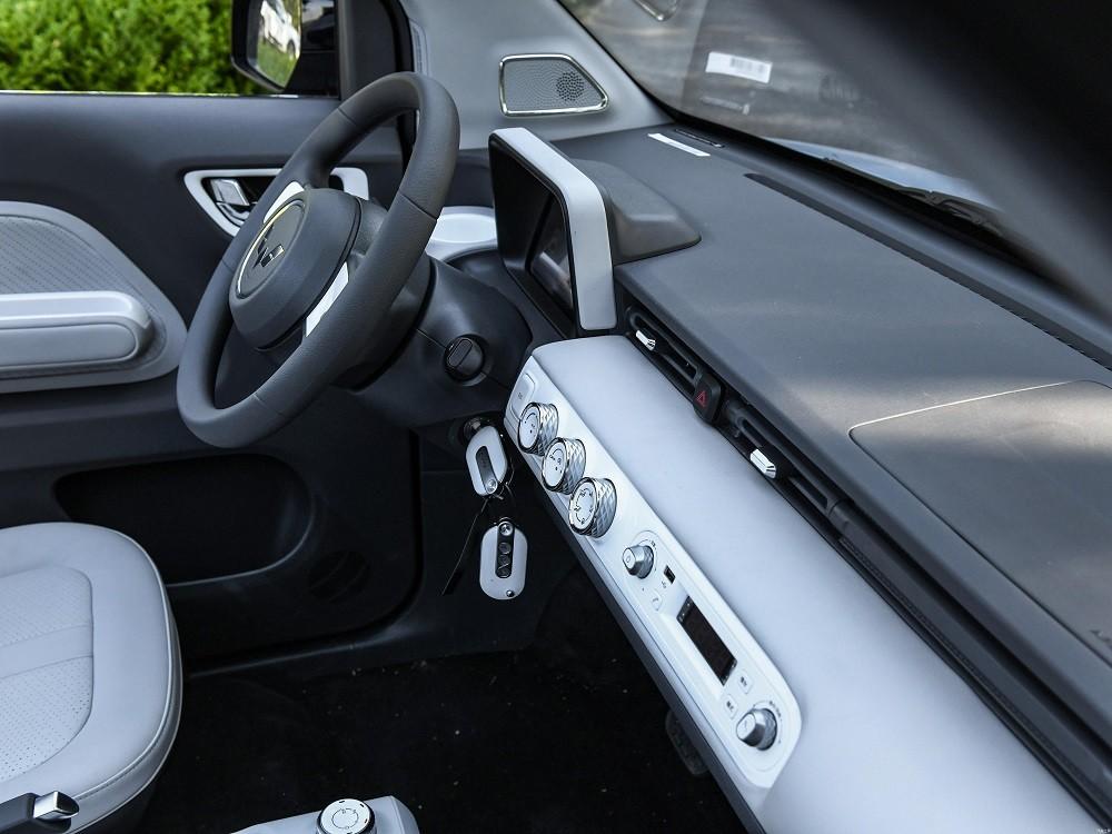 Wuling Hongguang Mini EV Cabrio 2023 có 3 núm xoay chỉnh các tính năng của xe