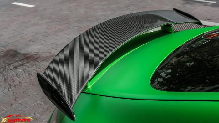Mercedes trang bị cho mẫu AMG GT R bộ cánh gió cố định cỡ lớn phía sau, giúp tăng tính khí động học. Chiếc AMG GT R này sở hữu bộ cánh gió làm từ sợi carbon
