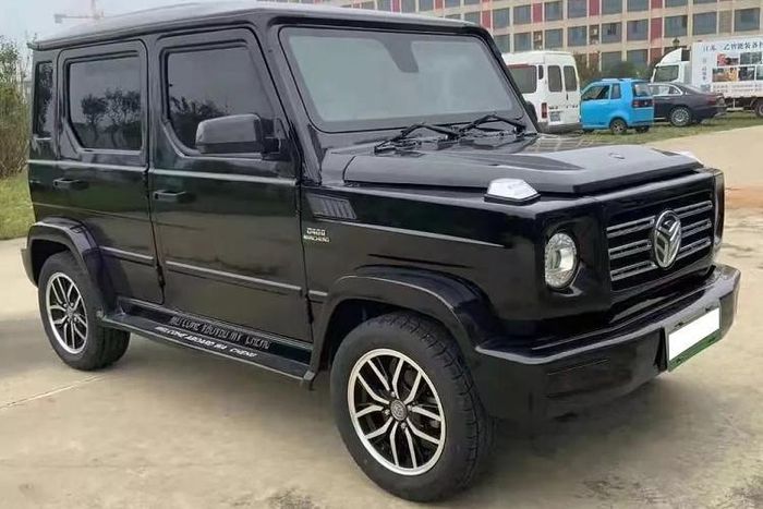  Jiakuma JKM-G1 nhái Mercedes-Benz G-Class là sản phẩm do công ty Shandong Eleven Technology Group của Trung Quốc sản xuất. Qua những hình ảnh được đăng trên trang Alibaba, có thể thấy Jiakuma JKM-G1 có độ hoàn thiện tốt hơn nhiều mẫu xe điện siêu rẻ nhái khác. 