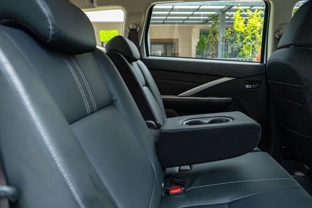 Ngay từ bản tiêu chuẩn, Mitsubishi Xpander đã có bệ tì tay ở hai hàng ghế đầu