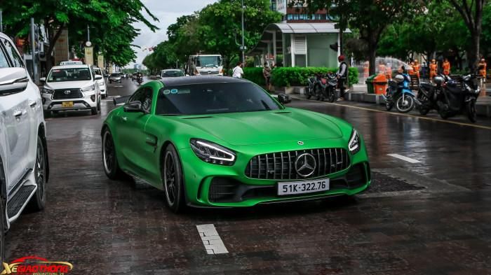 Vừa qua, 1 trong 4 chiếc Mercedes-AMG GT R từng được ghi nhận xuất hiện tại Việt Nam đã lộ diện trên một tuyến phố trung tâm tại TP.HCM