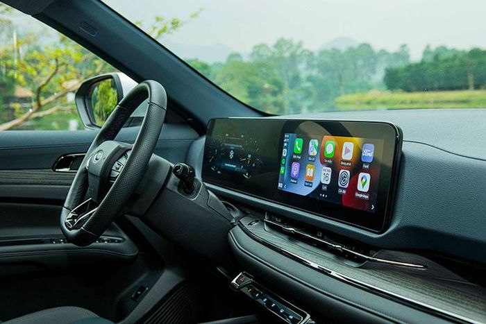 Trang bị tiện nghi của xe gồm cần số điện tử dạng núm xoay, phanh tay điện tử, điều hòa tự động 2 vùng tích hợp lọc không khí, cửa sổ trời toàn cảnh, ghế da, ghế lái chỉnh điện 10 hướng, làm mát ghế (bản Titanium X), sạc không dây, kết nối Apple CarPlay/Android Auto không dây, 6 loa (bản Trend) hoặc 8 loa (Titanium và Titanium X), cửa sổ trời toàn cảnh.