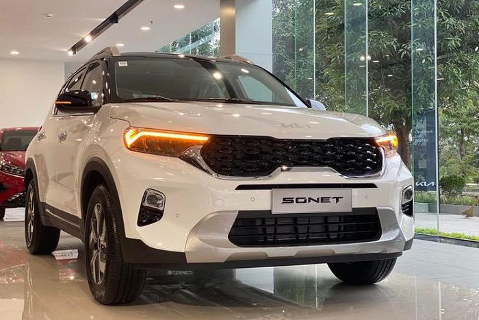  2. Kia Sonet (499 - 624 triệu đồng) Thường xuyên ở tình trạng cháy hàng kể từ khi ra mắt, Sonet là một sản phẩm xe SUV gầm cao cỡ nhỏ thành công khác của hãng xe Hàn Quốc. Tính từ đầu năm đến hết tháng 8, Sonet đạt doanh số gần 6.400 chiếc, đứng thứ 4 về doanh số của Kia Việt Nam.