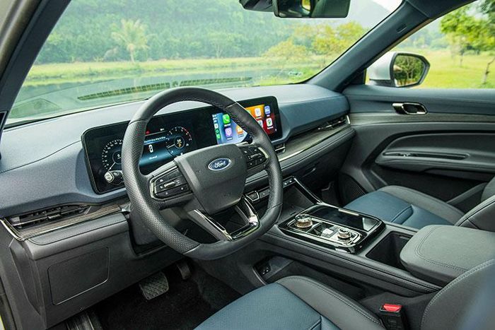 Bên trong nội thất của Ford Territory mang hơi hướng công nghệ với cặp màn hình cỡ lớn, gồm màn hình trung tâm 12,3 inch và bảng đồng hồ kỹ thuật số 12,3 inch (bản Titanium X) hoặc 7 inch (bản Trend và Titanium). Táp-lô có thiết kế mở rộng theo phương ngang về phía hai cánh cửa, hệ thống phím điều khiển vật lý được giản lược.