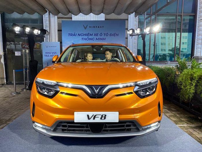 Bên ngoài khuôn viên Trung tâm Hội chợ và Triển lãm Sài Gòn (SECC) - nơi đang diễn ra triển lãm VMS 2022 - là sự xuất hiện của hai "gian hàng" của VinFast và Ford Phú Mỹ.