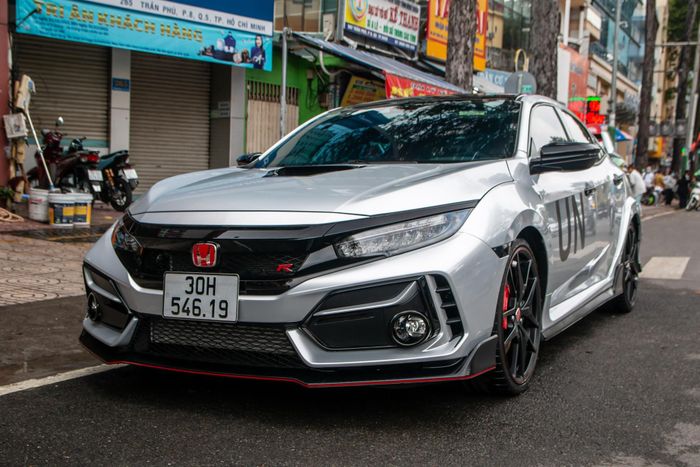  Ra mắt vào năm 2017, Honda Civic Type R là phiên bản hiệu suất cao của dòng sedan Civic và chỉ được sản xuất vỏn vẹn 600 chiếc trên toàn cầu. Chiếc xe này được một doanh nghiệp tư nhân chuyên kinh doanh siêu xe và xe sang tại Hà Nội nhập về nước. 