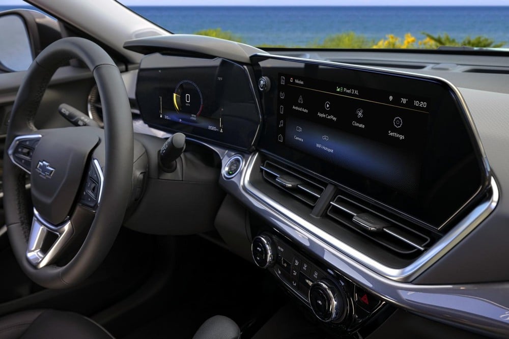 Bảng đồng hồ kỹ thuật số và màn hình cảm ứng trung tâm 11 inch của Chevrolet Trax 2024 bản cao cấp