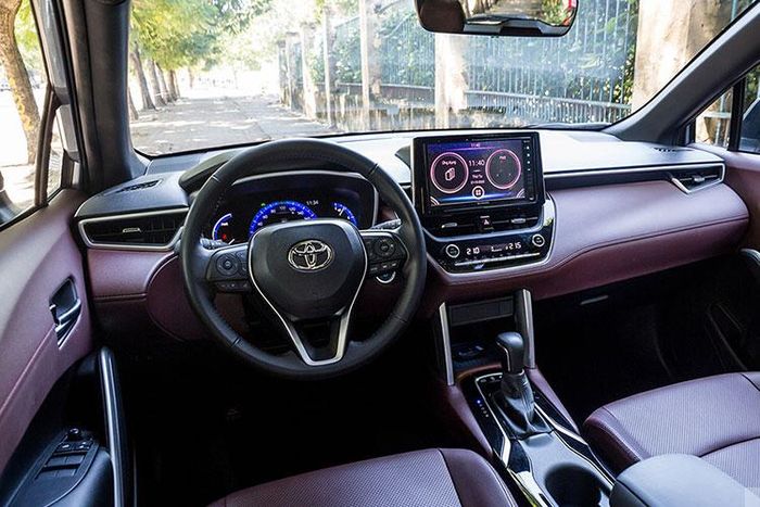 Thiết kế của Corolla Cross được đánh giá cao với phong cách trẻ trung hiện đại nhưng vẫn mang đến cảm giác chắc chắn đậm chất Toyota. Xe sở hữu 2 tùy chọn động cơ bao gồm: Động cơ xăng 1.8L cho công suất tối đa 138 mã lực, mô men xoắn tối đa 172 Nm.