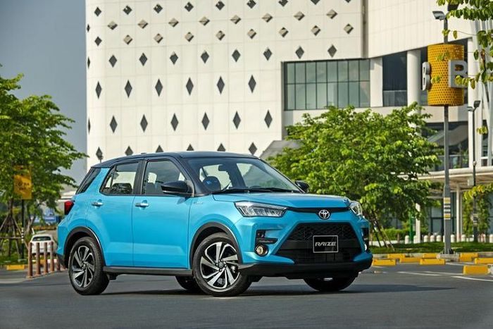  4. Toyota Raize (547 triệu đồng) Nhắc đến Kia Sonet trong danh sách này thì chắc chắn không thể không nhắc tới "kỳ phùng địch thủ" Toyota Raize. Trong gần 20 dòng xe Toyota phân phối tại Việt Nam, Raize đang có doanh số đứng thứ 4 khi kết thúc tháng 8. Ra mắt năm 2021, dòng xe này được người dùng đón nhận và dần trở thành mẫu xe chủ lực của hãng xe Nhật Bản.