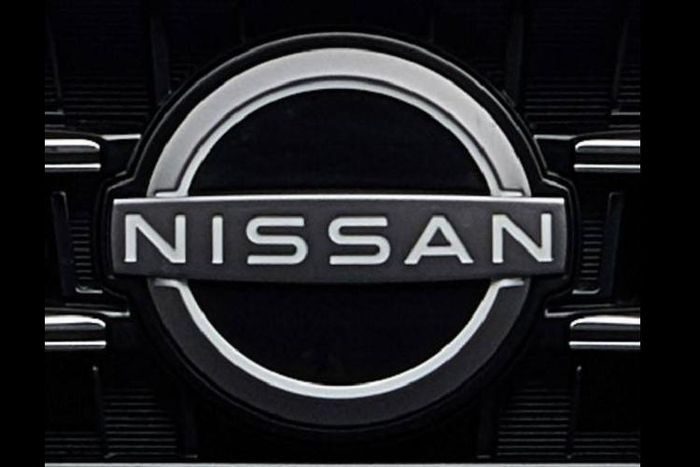 Ngoài ra, Nissan Sylphy 2023 còn được bổ sung cản trước mới với hốc gió trung tâm khá hẹp và khe gió hình tam giác nằm dọc ở hai góc. Trong khi đó, thiết kế bên sườn và phía sau xe không thay đổi nhiều so với trước. Đèn phản quang của xe được đổi xuống vị trí thấp hơn, mang đến sự gọn gàng cho cản sau. Chưa hết, Nissan còn dùng logo màu đen mới cho mẫu sedan hạng C này, tạo cảm giác trẻ trung hơn.