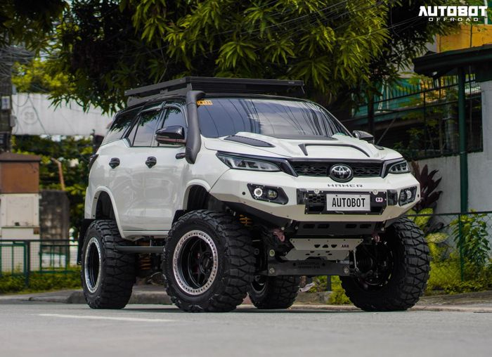 Với kiểu khung gầm bậc thang, Toyota Fortuner có khả năng vượt địa hình tương đối tốt. Một chủ xe Toyota Fortuner tại Philippines vẫn cảm thấy xe nguyên bản còn nhiều hạn chế và quyết định nâng cấp chiếc xe theo phong cách off-road.