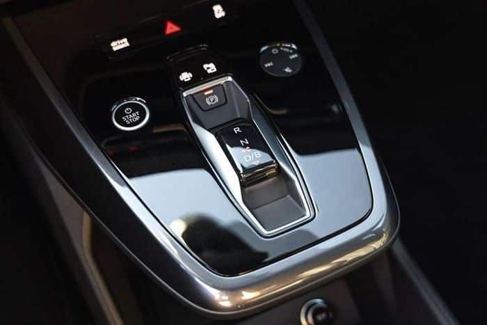 Audi cho biết mẫu xe điện có thể được sạc ở mức công suất 125kW, cho phép chiếc xe sạc đầy 80% trong hơn 30 phút. Với hệ thống sạc tại nhà công suất 7kW sẽ cần tới khoảng 8 giờ để đạt được mức năng lượng đó.