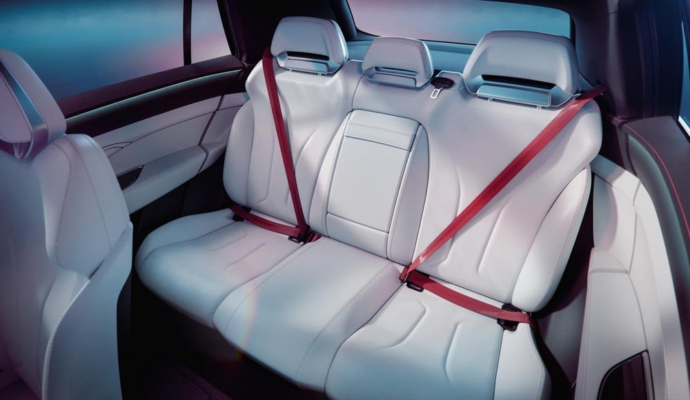 Ghế sau của Foxtron Model B được bọc da màu trắng với dây an toàn màu đỏ nổi bật