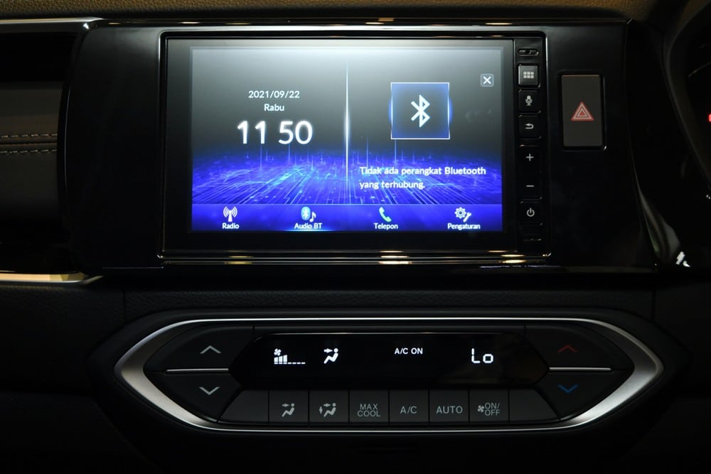 Màn hình cảm ứng trung tâm 7 inch và màn hình của hệ thống điều hòa trên Honda BR-V bản cao cấp
