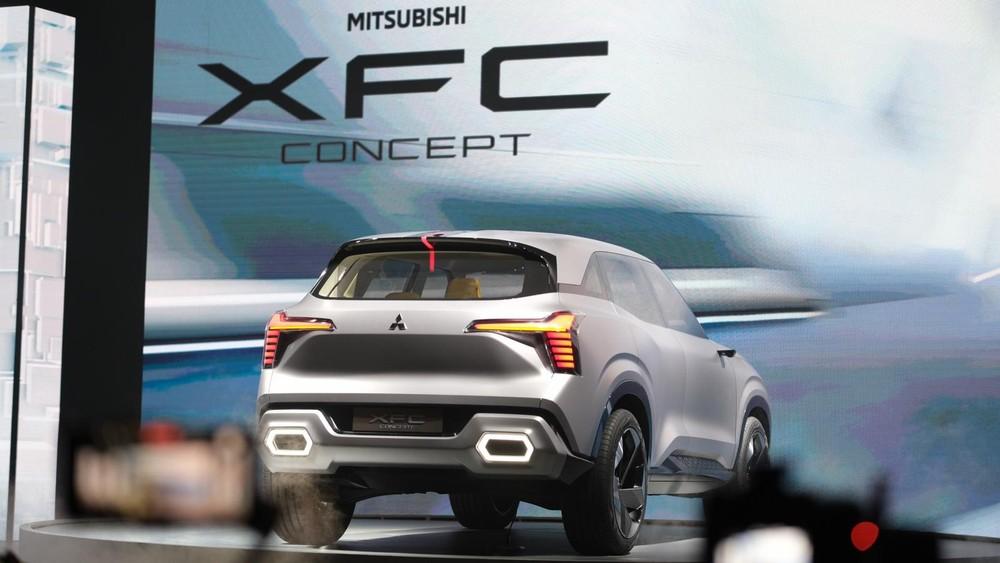Khu vực phía sau của Mitsubishi XFC Concept có nhiều điểm tương đồng với đầu xe
