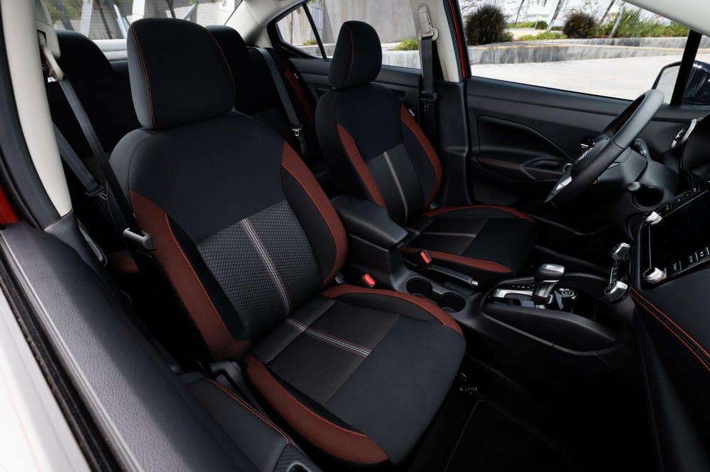 Nội thất của Nissan Versa 2023 bản SR còn có những điểm nhấn màu đỏ trong nội thất