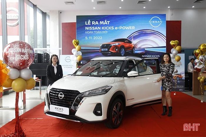 Sáng 5/11, Nissan Hà Tĩnh tổ chức ra mắt Nissan Kicks e-Power, dòng xe được trang bị công nghệ e-Power duy nhất tại thị trường Việt Nam. Ngoại hình thiết kế trẻ trung và thể thao. Xe hướng đến trải nghiệm cảm giác lái và tối ưu mức tiêu hao nhiên liệu.