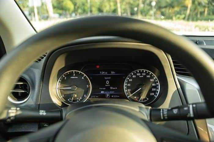 Tính năng và trang bị trên Navara EL 2WD có cụm đồng hồ tích hợp màn hình đa thông tin 7 inch, cửa sổ chỉnh điện, bệ tỳ tay hàng ghế trước sau và hai cửa gió sau độc lập.