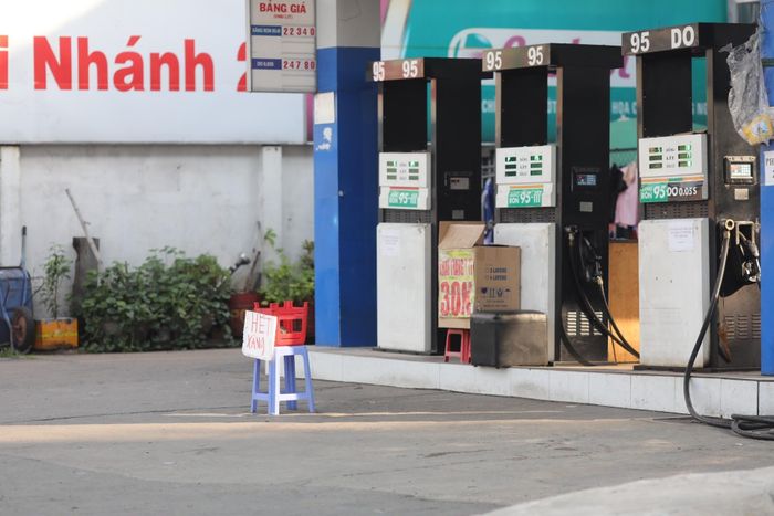 Tình trạng khan hiếm xăng dầu, đứt gãy nguồn cung và tạm đóng cửa một số cơ sở kinh doanh xăng dầu tiếp tục tái diễn ở Hà Nội và TP.HCM trong những ngày gần đây. Ảnh: Duy Anh - Quỳnh Danh.