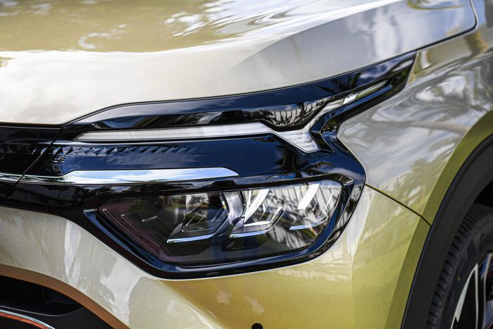  Chi tiết thu hút chú ý phía mũi xe là thiết kế cụm đèn chiếu sáng với dải đèn DRL tạo hình chòm sao. Toàn bộ hệ thống đèn trên mẫu SUV này đều sử dụng công nghệ LED. 
