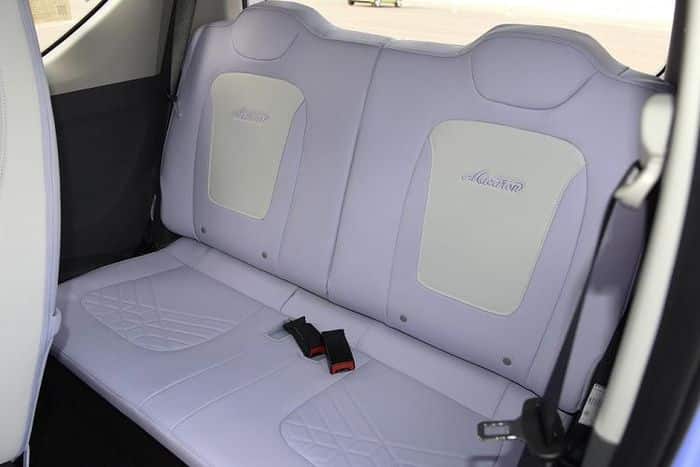 Bên trong Wuling Hongguang Mini EV Macaron 2023 là không gian nội thất 4 chỗ ngồi. Ghế bọc da và mặt táp-lô của xe được phối 2 màu "tông xuyệt tông" với ngoại thất. Ghế còn được thêu logo "Macaron" như dấu hiệu nhận biết. Thêm vào đó là vô lăng 2 chấu màu đen và có thiết kế đơn giản vì không tích hợp các nút bấm.