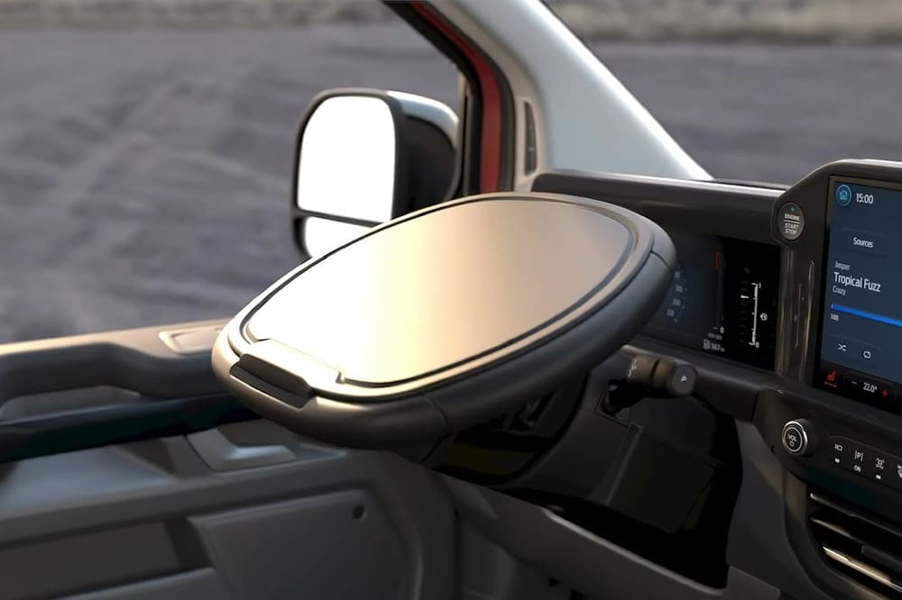 Vô lăng của Ford Tourneo Custom 2023 có thể gập xuống, tạo thành chiếc bàn