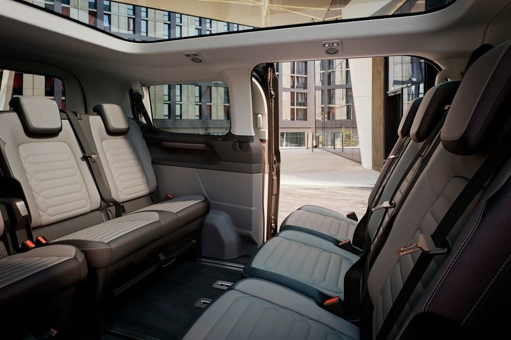2 hàng ghế sau của Ford Tourneo Custom 2023 có thể xoay vào nhau