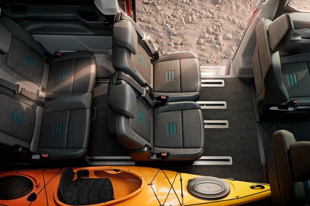 Người dùng có thể tháo bớt ghế sau của Ford Tourneo Custom 2023 để chở đồ