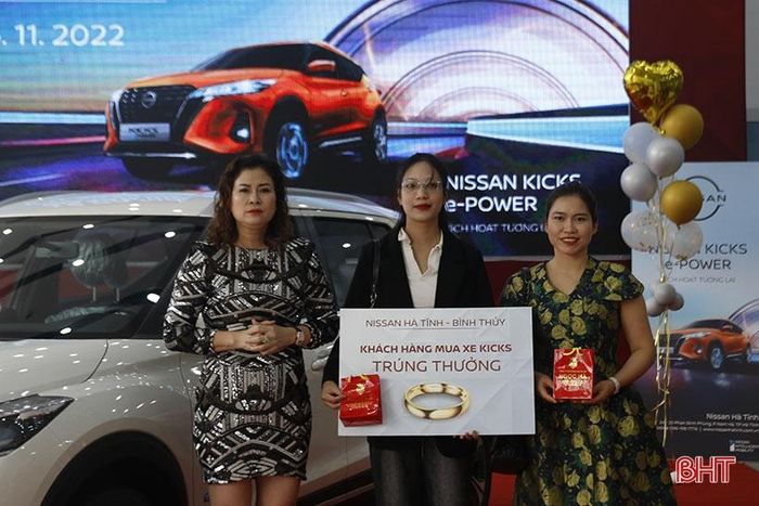 Tại buổi lễ, bà Lê Thị Như Thủy - Tổng giám đốc Nissan Hà Tĩnh trao thưởng cho 2 khách hàng mua xe Nissan Kicks, mỗi khách hàng nhận được một chỉ vàng.
