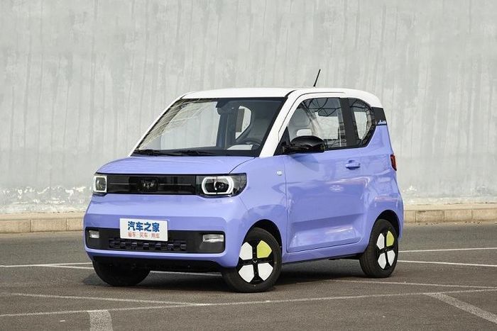 Tại thị trường Trung Quốc, giá xe Wuling Hongguang Mini EV Macaron 2023 dao động từ 46.800 - 52.800 Nhân dân tệ (khoảng 163 - 184 triệu đồng). Với sự xuất hiện của phiên bản Macaron, mẫu ôtô điện giá rẻ này dự kiến sẽ càng thêm hút khách ở thị trường nội địa.