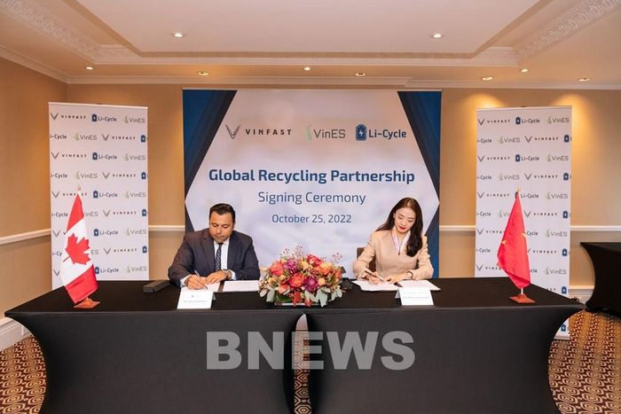 Đại diện Công ty Cổ phần Giải pháp Năng lượng VinES (thuộc Tập đoàn Vingroup) và Li-Cycle Holdings Corp ký hợp tác tái chế pin toàn cầu. Ảnh: BNEWS/TTXVN phát