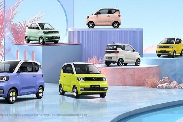 Cụ thể, Wuling Hongguang Mini EV Macaron 2023 có thêm 2 màu sơn ngoại thất mới là tím và xanh cốm. Trước đó, mẫu ô tô điện này có 4 màu sơn là vàng, hồng nhạt, xanh nhạt và trắng. Ngoài màu sơn, Wuling Hongguang Mini EV Macaron 2023 còn có thêm ốp la-zăng được sơn 2 màu thời trang.