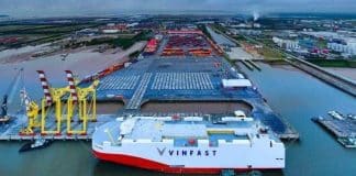 Nghìn chiếc VinFast "Made in Việt Nam" nối đuôi nhau lên tàu sang vùng đất mới - Thời khắc VN cạnh tranh ngang bằng với thế giới