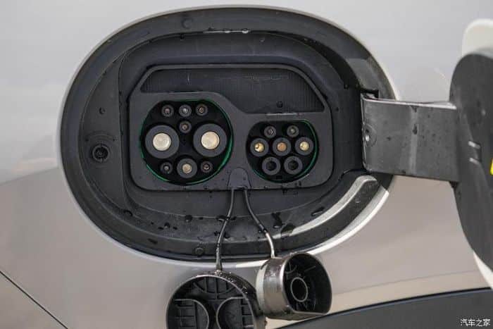Con số tương ứng của xe dùng hệ truyền động DM-p là 175 km. Lượng xăng tiêu thụ của xe khi dùng hệ truyền động DM-p là 6,4 lít/100 km.