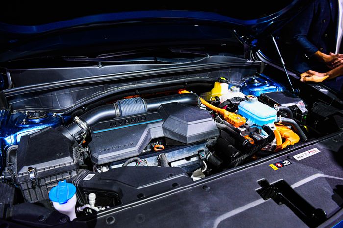  Sorento HEV sử dụng động cơ xăng tăng áp 1.6L và motor điện mạnh 60,9 mã lực. Tổng công suất khối động cơ này sản sinh là 230 mã lực. So với động cơ Smartstream D2.2 hay G2.5, động cơ Sorento HEV mạnh hơn 30-50 mã lực. 