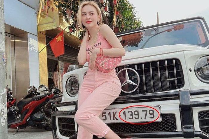 Mới đây nhất là chiếc SUV hạng sang Mercedes-AMG G63 biển đẹp và dàn xe máy biển khủng với điểm nhấn chính là Vespa 946 Christian Dior chỉ sản xuất giới hạn 946 xe trên toàn thế giới, nhưng chỉ có 33 chiếc được phân phối chính hãng tại Việt Nam cũng được cô "show hàng".