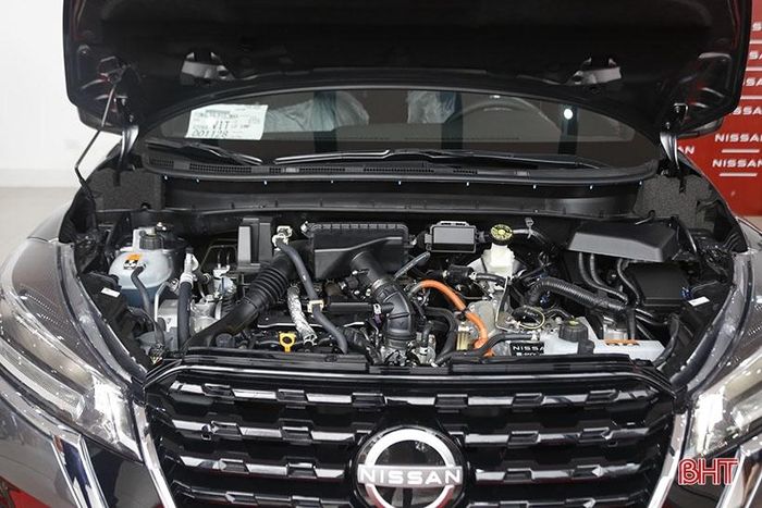 Điểm đặc biệt của Nissan Kicks nằm ở hệ truyền động. Cả hai phiên bản trang bị động cơ hybrid e-Power phát triển dựa trên công nghệ xe thuần điện của Nissan LEAF, sử dụng kết hợp động cơ xăng HR12, 3 xi lanh 1.2L (công suất 79 mã lực và mô men xoắn 103Nm) và mô tơ điện EM47 (công suất 129 mã lực và mô men xoắn 280Nm).