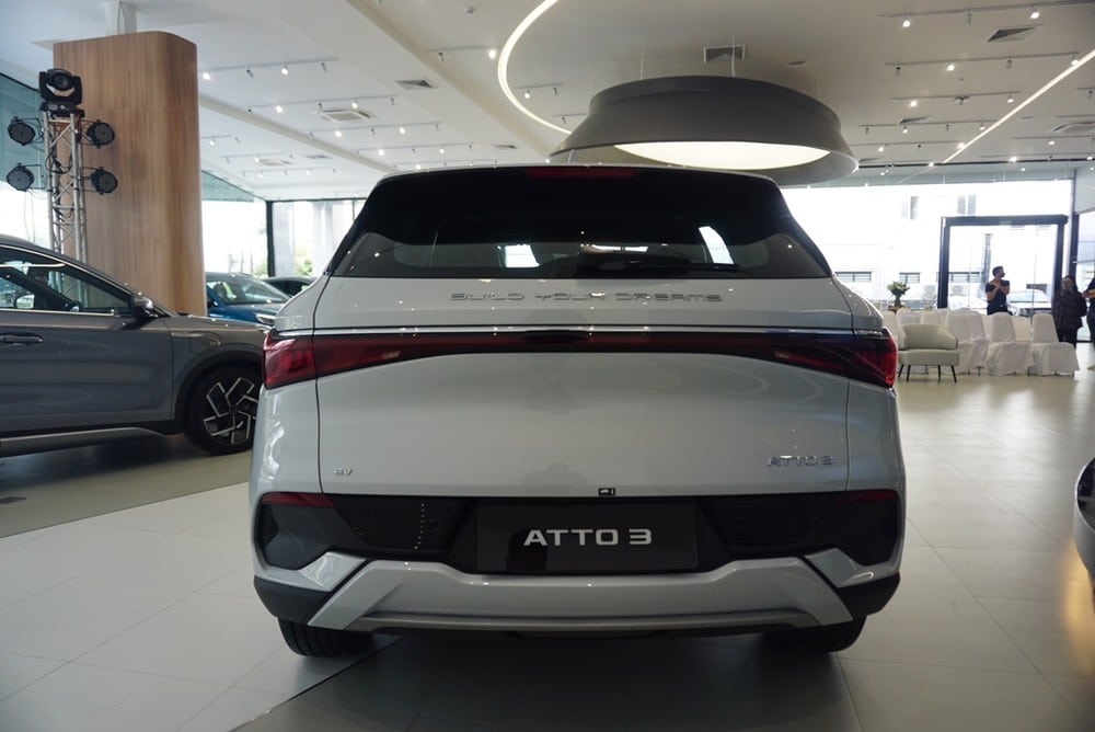 BYD Atto 3 Standard Range được trang bị đèn hậu LED nằm vắt ngang đuôi xe