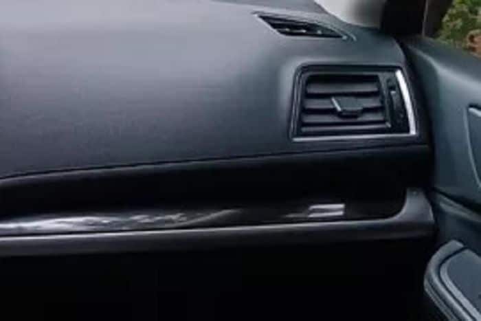 Hệ thống điều hòa tự động 2 vùng độc lập có cửa gió điều hòa phía sau. Tiện ích khác của Subaru Outback 2015 còn bao gồm vô lăng tích hợp nút bấm đa chức năng, lẫy chuyển số và cruise control, khởi động nút bấm, chìa khóa thông minh, phanh tay điện tử, cửa sổ trời, cốp chỉnh điện có chỉnh độ cao...
