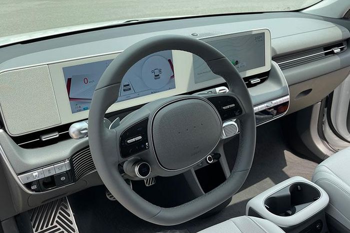Xe sở hữu không gian nội thất 5 chỗ ngồi với thiết kế theo phong cách "không gian sống" và có nhiều chất liệu thân thiện với môi trường. Xe có những trang bị tiện nghi như ghế bọc da chỉnh điện, bảng đồng hồ kỹ thuật số với màn hình 12,3 inch, màn hình thông tin giải trí 12,3 inch, hỗ trợ Apple CarPlay/Android Auto, hệ thống điều hòa tự động và hệ thống âm thanh Bose 8 loa.