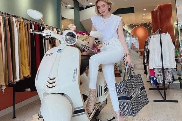 Trang Nemo khi đó tiết lộ cô mua chiếc xe Vespa 946 Christian Dior từ chính hãng chỉ 700 triệu đồng, trong khi đó thị trường ngoài đang "hét giá" trên 1,3 tỷ đồng, tức bán sang tay đã lãi ngay 600 triệu đồng nhưng hot mom này quyết định giữ lại xe và trưng bày trong cửa hàng quần áo của mình.