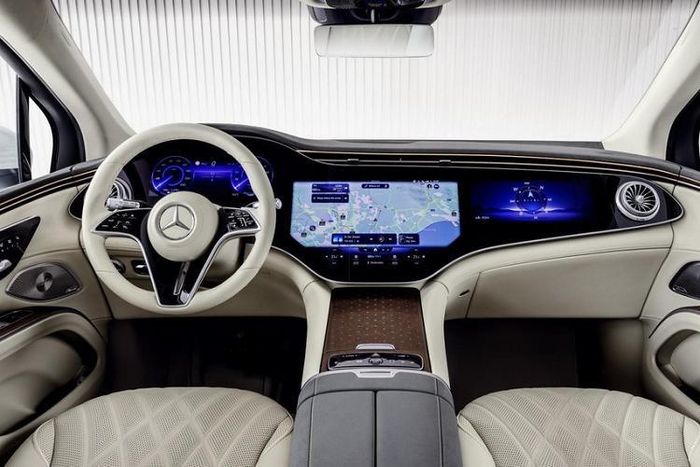 Tuy nhiên theo công bố của nhà sản xuất, phạm vi hoạt động của Mercedes-Benz EQS SUV sau mỗi lần sạc đầy là hơn 600 km, ngắn hơn bản sedan. Do là bản gầm cao của EQS nên thiết kế của Mercedes-Benz EQS SUV có nhiều điểm tương đồng với bản sedan.