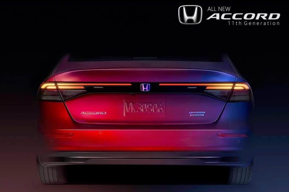 Đèn hậu nằm vắt ngang đuôi xe của Honda Accord 2023