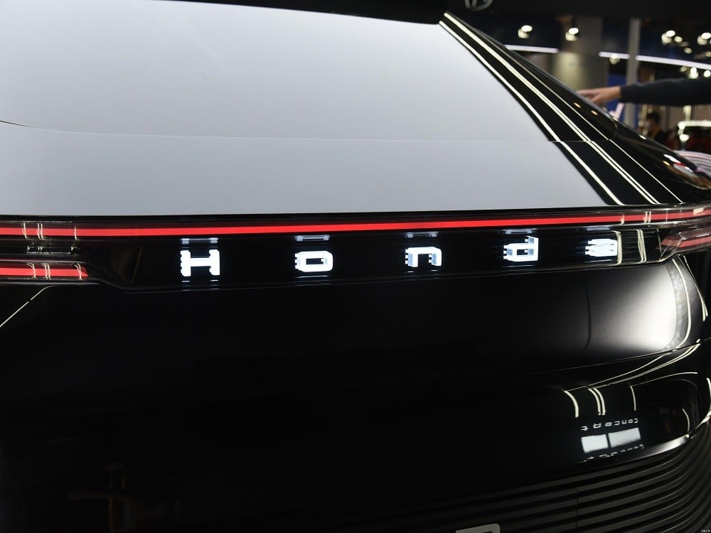 Dòng chữ Honda phát sáng ở giữa đuôi xe của Honda e:N2 Concept