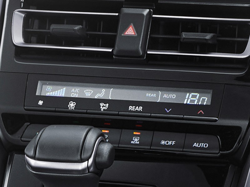 Điều hòa tự động với màn hình kỹ thuật số của Toyota Innova 2023