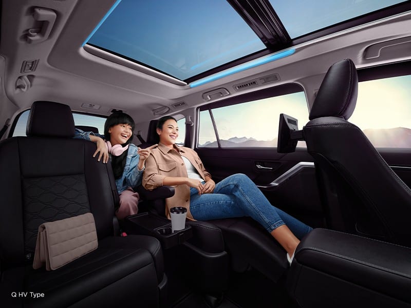 Toyota Innova 2023 bản Q HV CVT có 2 ghế thương gia ở giữa xe