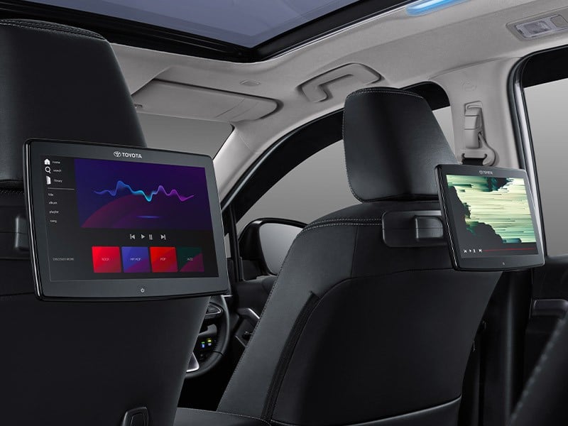 2 màn hình giải trí 10 inch nằm trên lưng ghế trước của Toyota Innova 2023