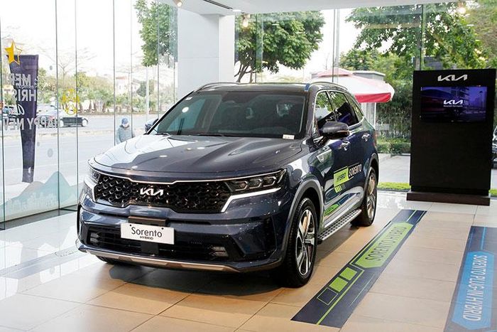 Với sự góp mặt của các phiên bản Hybrid của KIA Sorento, thị trường ôtô Việt Nam sẽ có thêm đa dạng lựa chọn hơn. Đây cũng là dòng xe đầu tiên trong phân khúc SUV hạng D hiện được trang bị các tùy chọn động cơ Hybrid tại thị trường ôtô Việt.